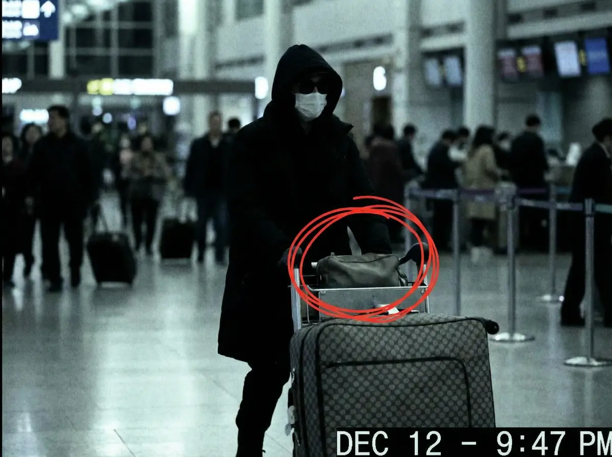 最新黑料 机场偷拍 - 神秘礼物袋引发猜测